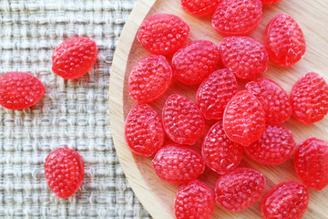 日本の和風飴 　赤いいちご飴　鮮やかなキャンディー