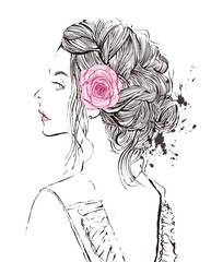 バラの髪飾りをつけた女性の横顔