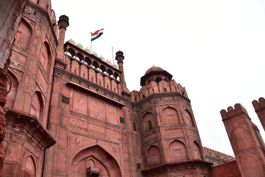 インドの首都のデリー　世界遺産のラールキラー　赤茶色のお城とインド国旗