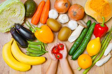 プチトマトを持つ子供の手