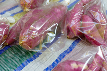 透明のビニール袋に入れて直売されているサツマイモ