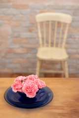 カーネーションと椅子