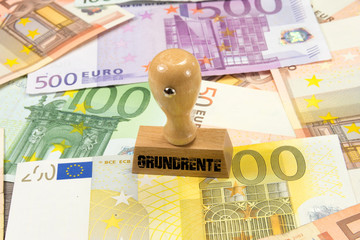 Euro Geldscheine und Stempel Grundrente