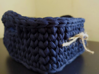 Knitted basket of knitted yarn