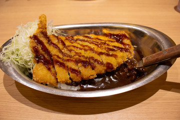 トンカツがのった金沢カレー
