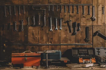 Keuken spatwand met foto Workshop scène. Oude gereedschappen hangen aan de muur in de werkplaats, gereedschapsplank tegen een tafel en muur, vintage garagestijl © Win
