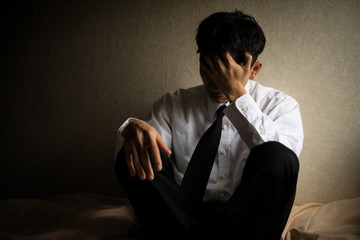 悲しみに暮れる男性