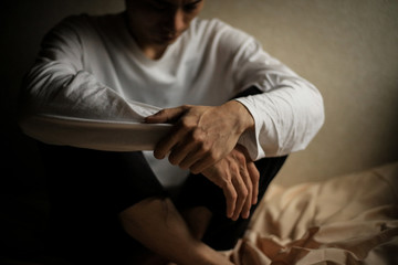 Fototapeta premium 悲しみに暮れる男性