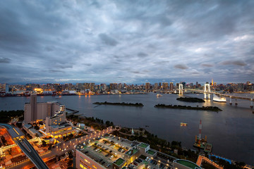 Fototapeta premium TOKYO, JAPAN - OCTOBER 6, 2019: The majestic Rainbow Bridge crossing northern Tokyo Bay between Shibaura Pier and the Odaiba waterfront.