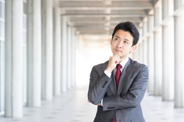 ビジネスマン　考える