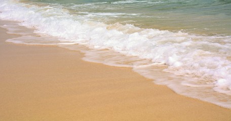 Fototapeta na wymiar Ocean waves on the beach