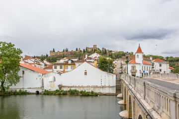 Obraz premium Full View at the Tomar city downtown with bridge and river, Convent of Christ a Roman Catholic convent in Tomar as background