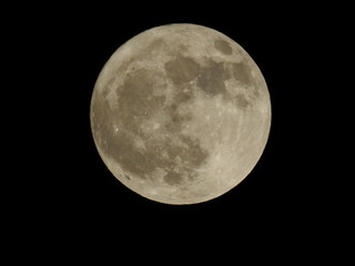 風がない夜の満月。月イメージ素材。月齢15.3
