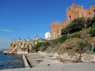 Taranto - Scorcio del Palazzo del Governo dalla costa