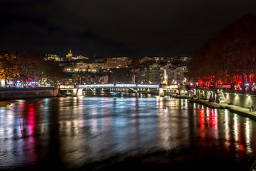 Fête des Lumières , 8 décembre à Lyon, la Saône et un pont et colline de la Croix Rousse