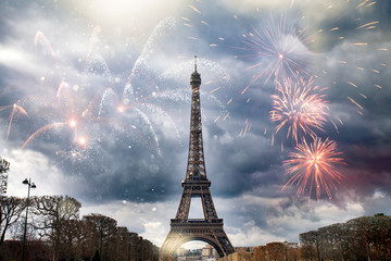 Obraz premium Colorful fireworks in Paris, Eiffel tower.