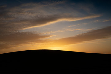 Obraz premium Landscape with the silhouette of a hill at dusk