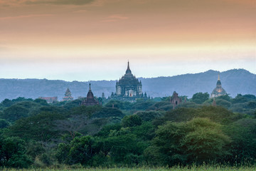 Fototapeta premium Beautiful scenery of Thatbyinnyu Temple is the highest in Bagan on sunset time at Myanmar, Asia 