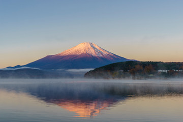 Fototapeta na wymiar 夜明けの山中湖に映る逆さ富士と満月