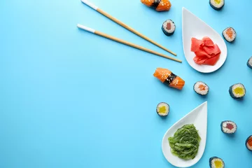 Poster Samenstelling met smakelijke sushi op kleur achtergrond © Pixel-Shot