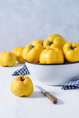 Apfelquitten in einer Schale