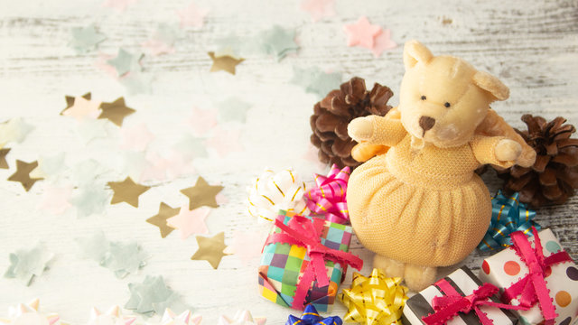 クリスマス背景：天使の熊と折り紙のプレゼントボックス	