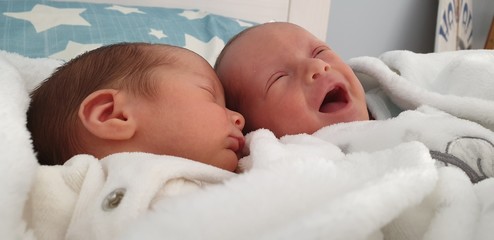 Bebés gemelos tumbados. Bebé gemelo rie. Twin babies lying down. Twin baby laughs