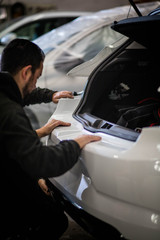 Réparation Voiture dans un Garage 