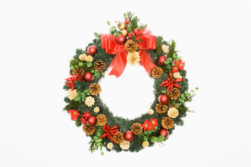 クリスマスリースの松ぼっくりとリボン