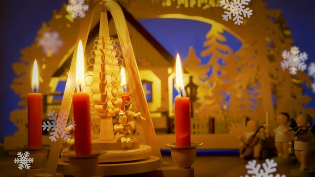 Weihnachten, 4 Kerzen auf einer Pyramide drehen sich