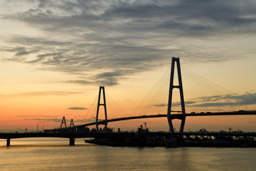 Fototapeta na wymiar 名港中央大橋からの日の出