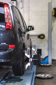 G&eacute;om&eacute;trie et parall&eacute;lisme d'une voiture dans un garage