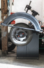 Réparation d'une roue de voiture dans un garage