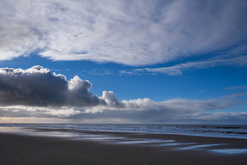 Dramatische Wolkenformation über der Nordsee bei Egmond aan Zee/Niederlande