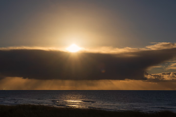 Obraz premium Sonnenuntergang über der Nordsee im Winter bei Egmond aan Zee/Niederlande