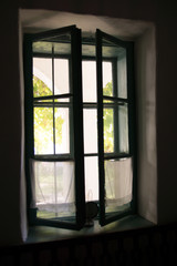 Fenster eines Historischen Hause mit dem Blick in den Garten No.4