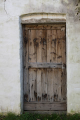 Holztür eines verschlossenen Weinkellers