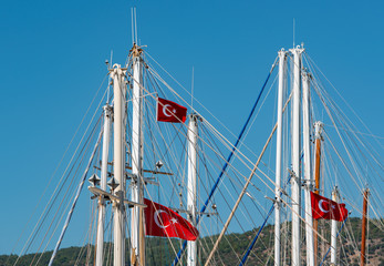 Schiffsmasten im Hafen von Bodrum, T&uuml;rkei vor wolkenlosem Himmel