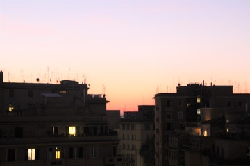 Fototapeta premium alba sui tetti di roma