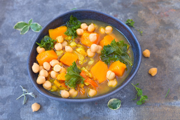 Vegetarischer Eintopf mit Kichererbsen