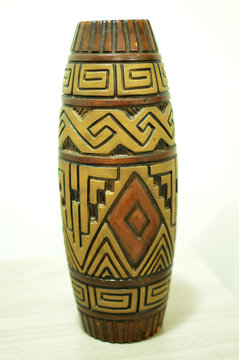This is a marajoara vase. It was made from the art that is the result of the work of the indigenous tribes that inhabited the island of Maraj&oacute; which is near Bel&eacute;m-PA - Brazil. There are reports of thi