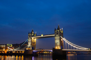 Obraz premium Famous Tower Bridge in the evening, London, England