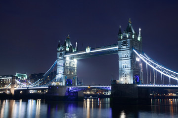 Fototapeta na wymiar Famous Tower Bridge in the evening, London, England