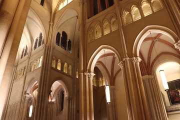 Fototapeta premium Cathédrale Saint Jean dans la ville de Lyon - Département du Rhône - France - Vue intérieure