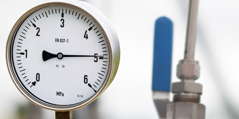 Pressure gauge in oil and gas