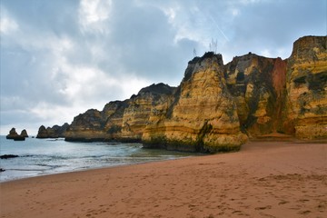 Fototapeta na wymiar rocky beach in Lagos - Portugal on a cloudy day