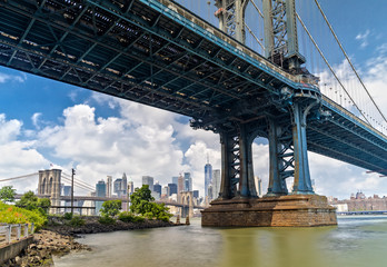 Fototapeta na wymiar Brooklyn Bridge and Downtown Manhattan from Brooklyn