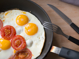 les œufs au plat avec tomates pour le petit déjeuner 