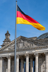 Naklejka premium Reichstag mit Flagge
