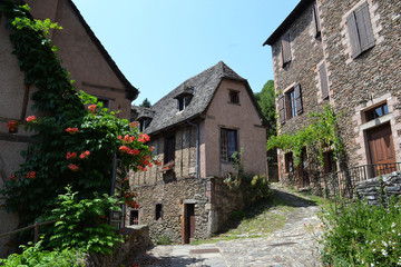 Fototapeta na wymiar Village sur la route de Saint-Jacques-de-Compostelle, Conques, Aveyron, France
